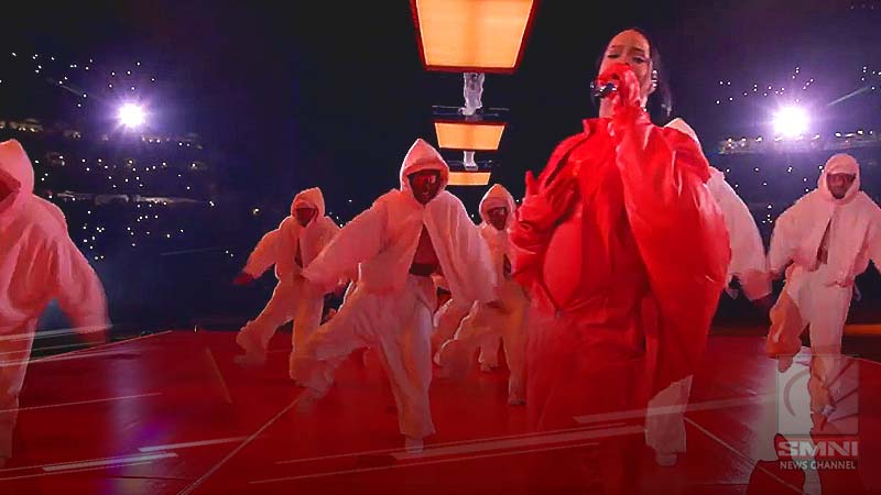 Rihanna, ibinunyag ang pagbubuntis sa kalagitnaan ng kanyang Super Bowl performance