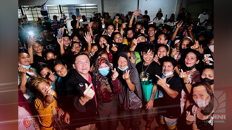 ‘Pagmamalasakit sa panahon ng pagdadalamhati’ — Bong Go brings joy to patient watchers on New Year’s eve in Davao City