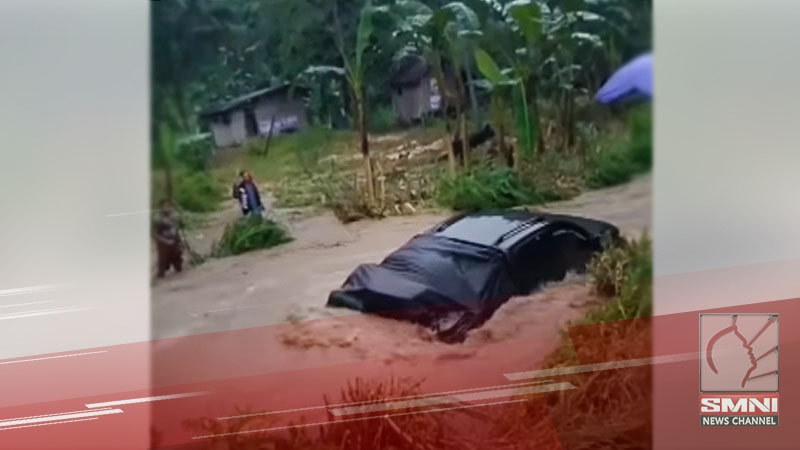 Isang pick-up inanod ng baha sa Davao de Oro